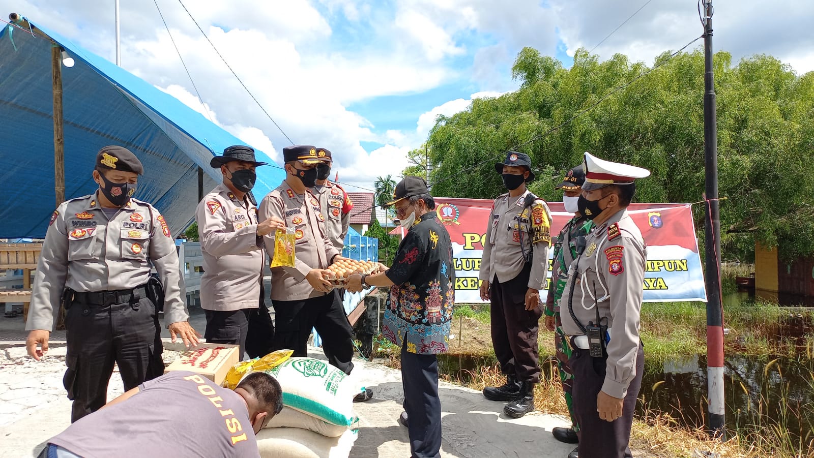 Wakapolresta AKBP Andiyatna memberikan bantuan kepada pengurus di dapur umum banjir di salah satu lokasi