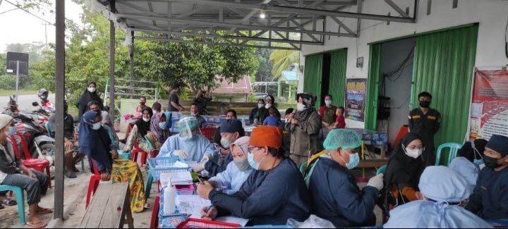 Warga saat mengikuti vaksinasi di wilayah Kapuas Hilir