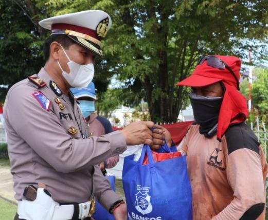 Dirlantas Kombes Pol Rifki memberikan masker dan bansos kepada masyarakat saat gelaran patroli