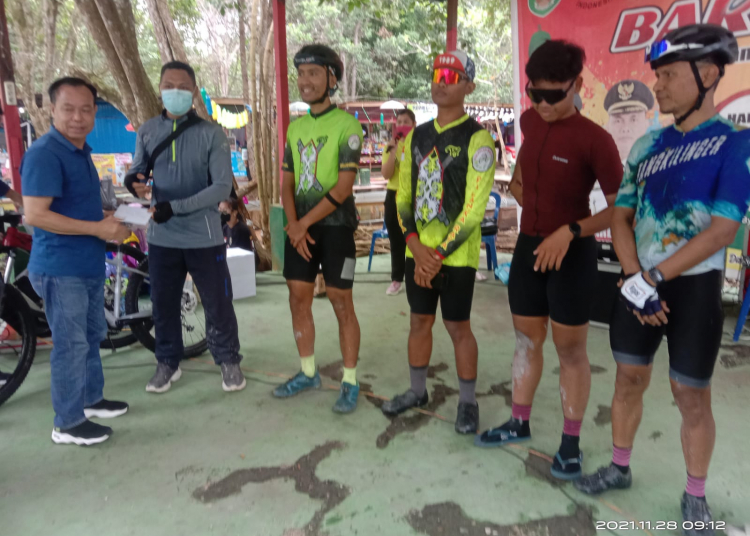 Bupati Katingan Sakariyas saat menyerahkan dana pembinaan kepada sejumlah atlet sepeda yang berhasil menjadi juara Funbike dan Gowes, Minggu pagi (28/11/2021) kemarin, di Taman Hijau-Kasongan