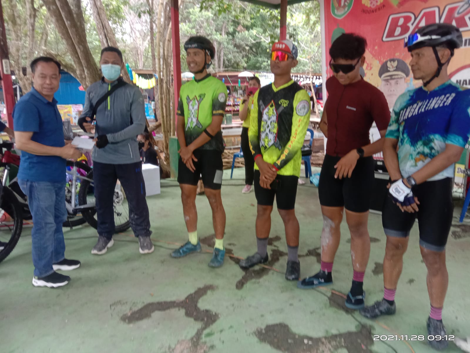 Bupati Katingan Sakariyas saat menyerahkan dana pembinaan kepada sejumlah atlet sepeda yang berhasil menjadi juara Funbike dan Gowes, Minggu pagi (28/11/2021) kemarin, di Taman Hijau-Kasongan