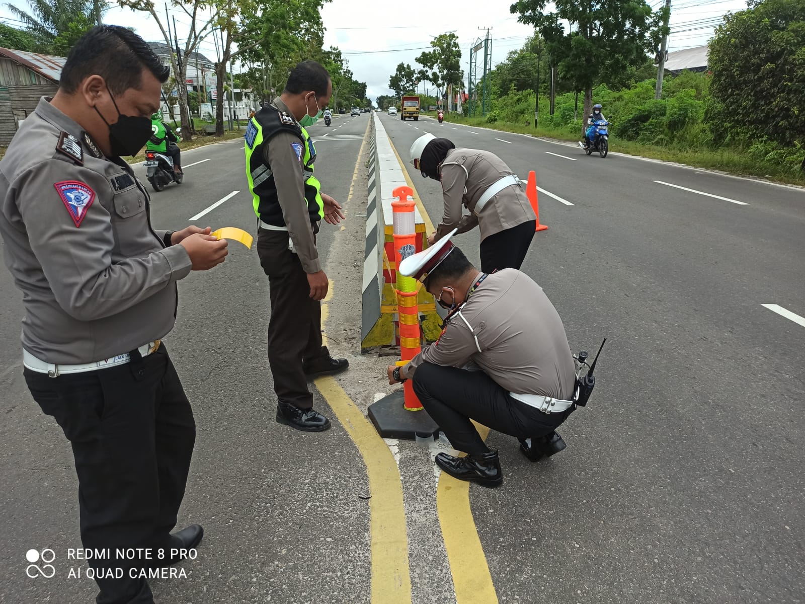 Personel Satlantas ketika memasang stick cone di barrier pembatas jalan di Jalan Tjilik Riwut Km 10