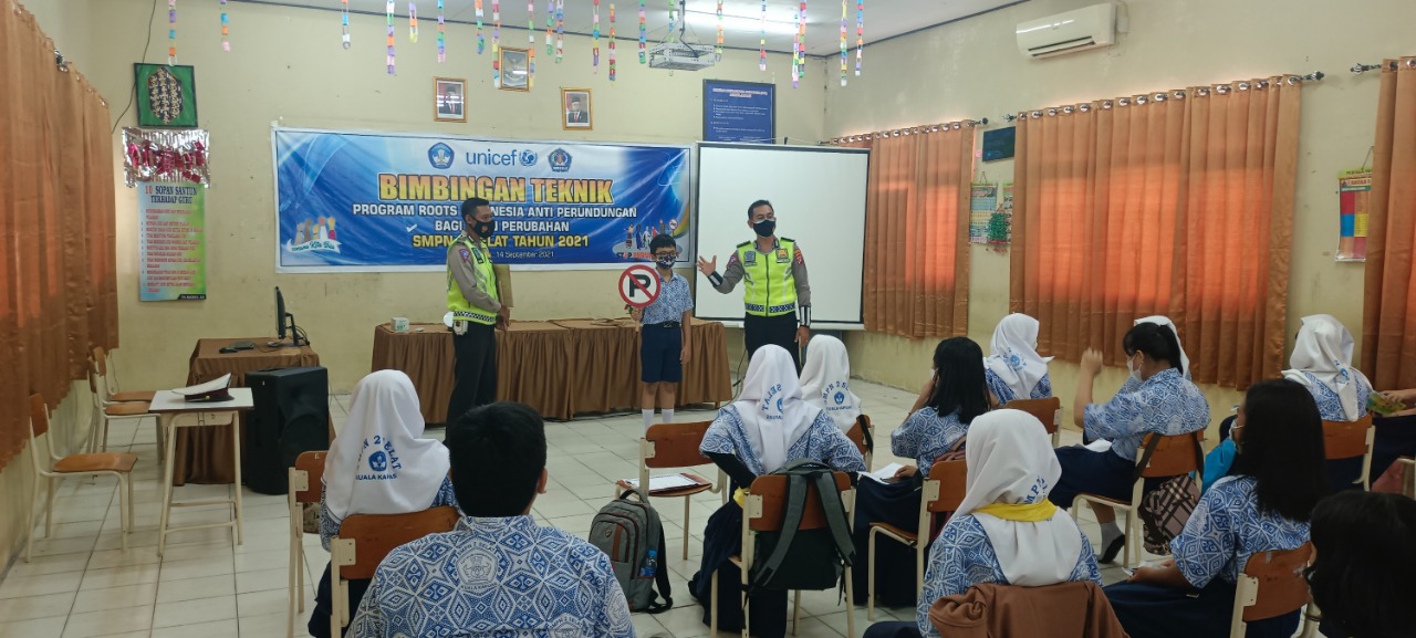 Anggota Satlantas Polres Kapuas saat memberikan masker usai menyampaikan imbauan kepada para pelajar