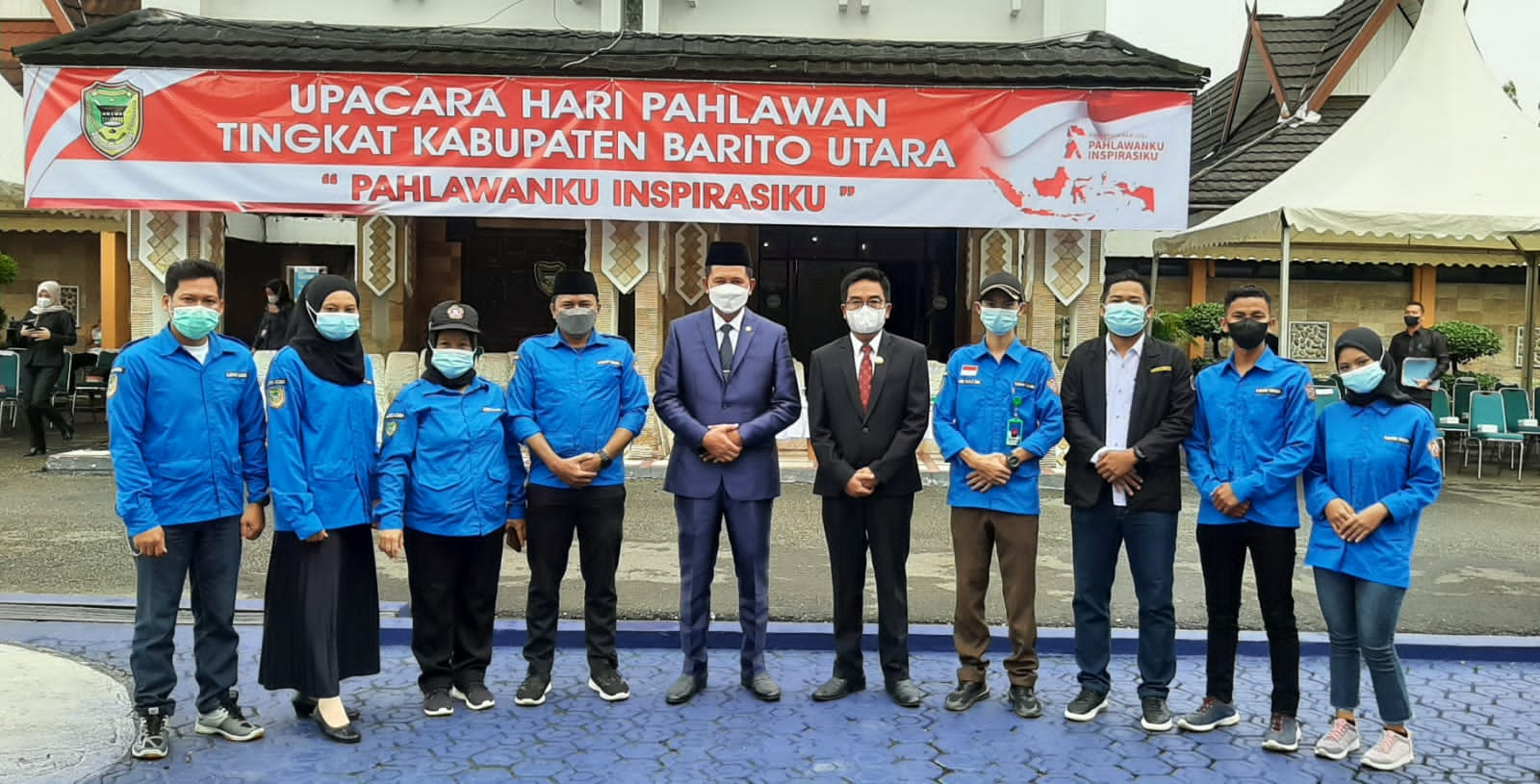 Bupati Barito Utara H. Nadalsyah saat usai Upacara 10 November 2021 bersama Kepala Dinas Sosial dan PMD Eveready Noor dengan Pengurus Karang Taruna Kabupaten Barito Utara