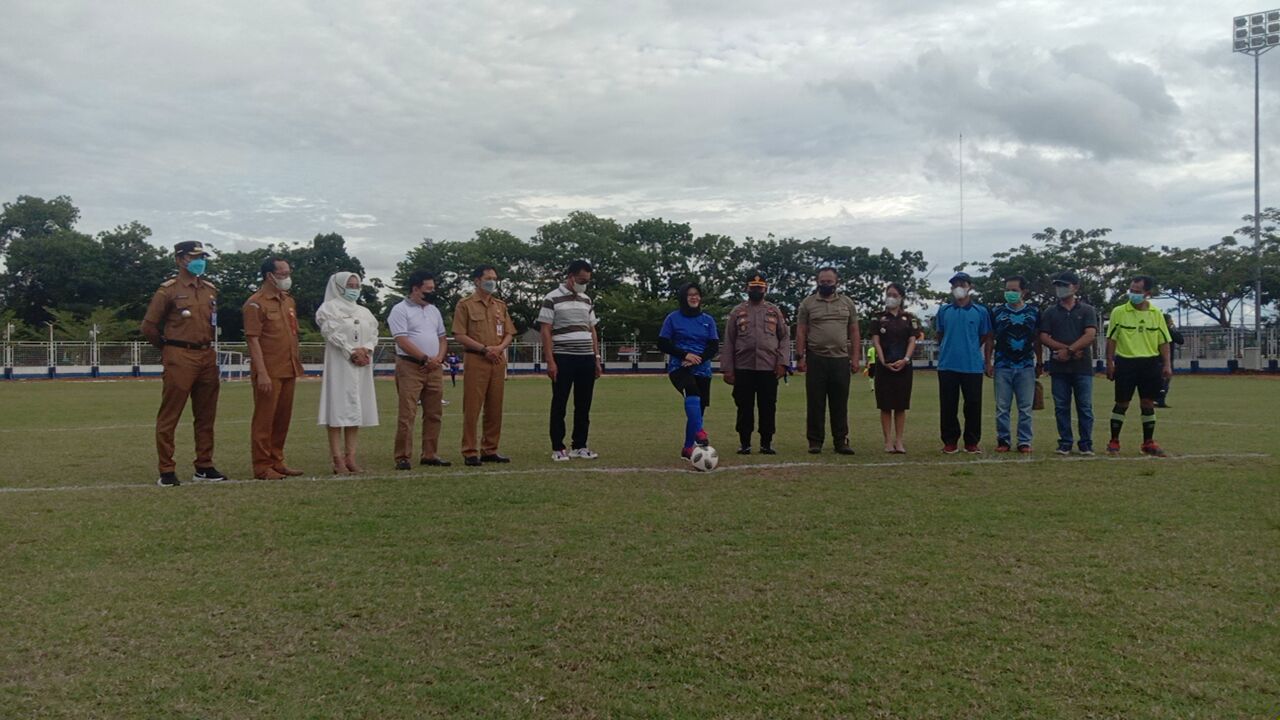 Kegiatan Sepak Bola Wanita yang digelar dalam rangka HUT ke 76 Persatuan Guru Republik Indonesia (PGRI) dan Hari Guru Nasional (HGN), Senin (15/11/2021)