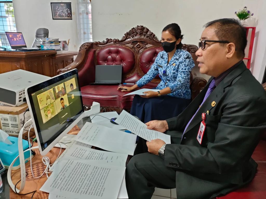 Plt. Kepala Disdukcapil Kapuas Sipie S. Bungai, saat memaparkan beberapa hal ke tim dari Kemenpan RB