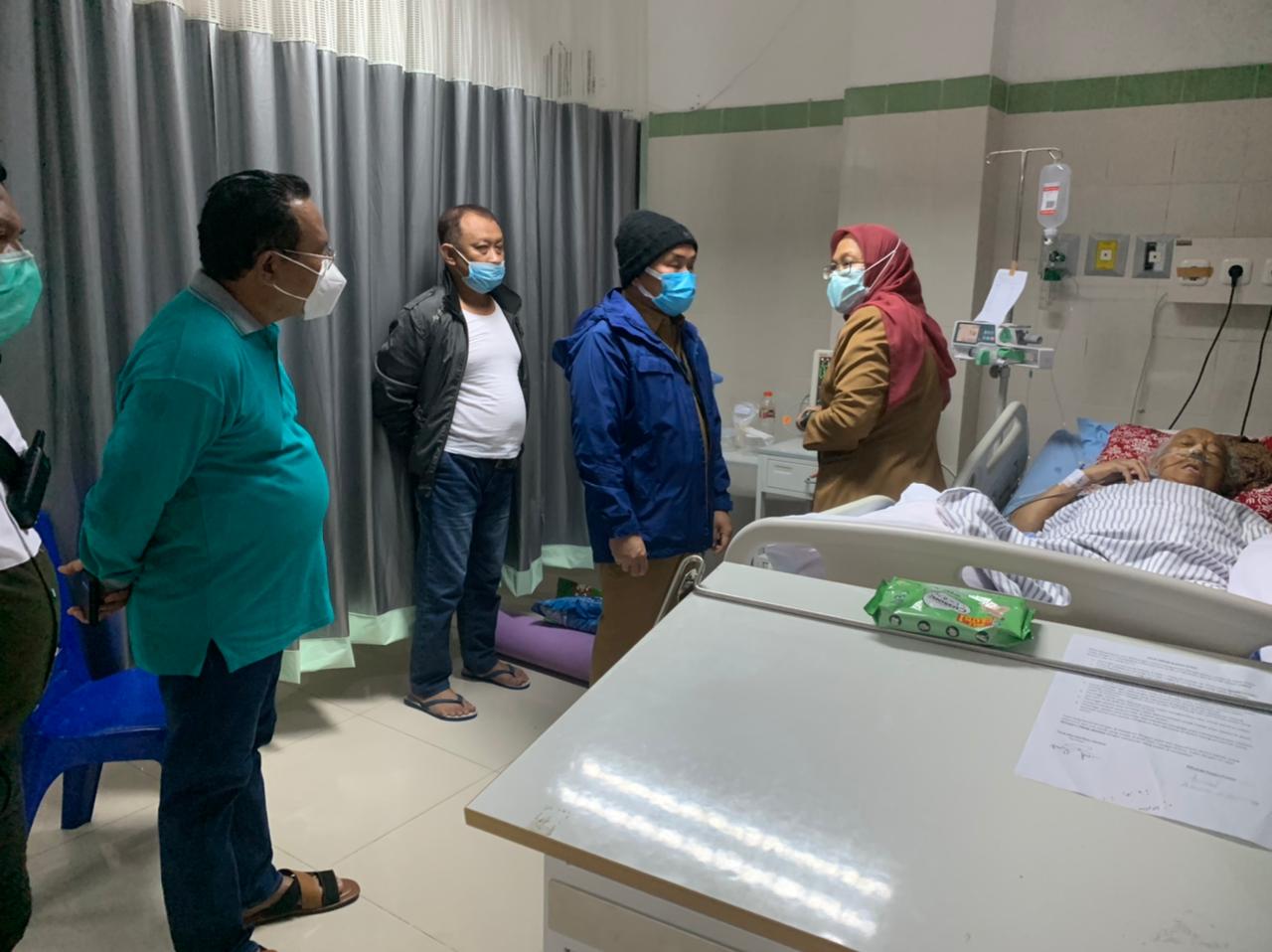 Gubernur Kalimantan Tengah H. Sugianto Sabran saat melihat pelayanan kesehatan bagi masyarakat