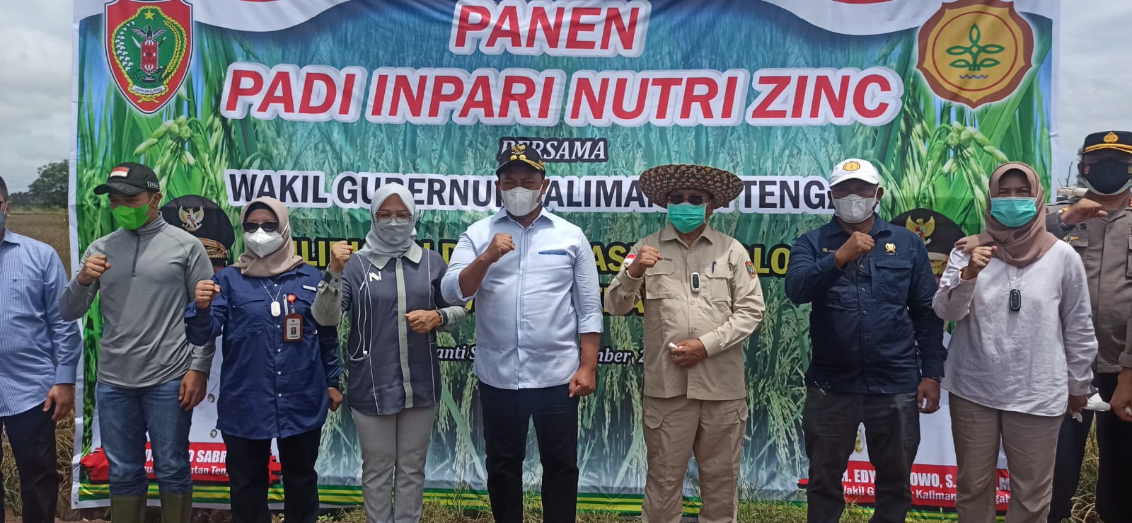 Wakil Gubernur Kalteng H. Edy Pratowo didampingi istri Hj. Nunu Andriani Edy Pratowo, Forkopimda Prov. Kalteng, Pj. Sekda Prov. Kalteng H. Nuryakin serta Kepala Perangkat Daerah Prov. Kalteng terkait saat panen padi Inpari Nutri Zinc di kawasan Food Estate