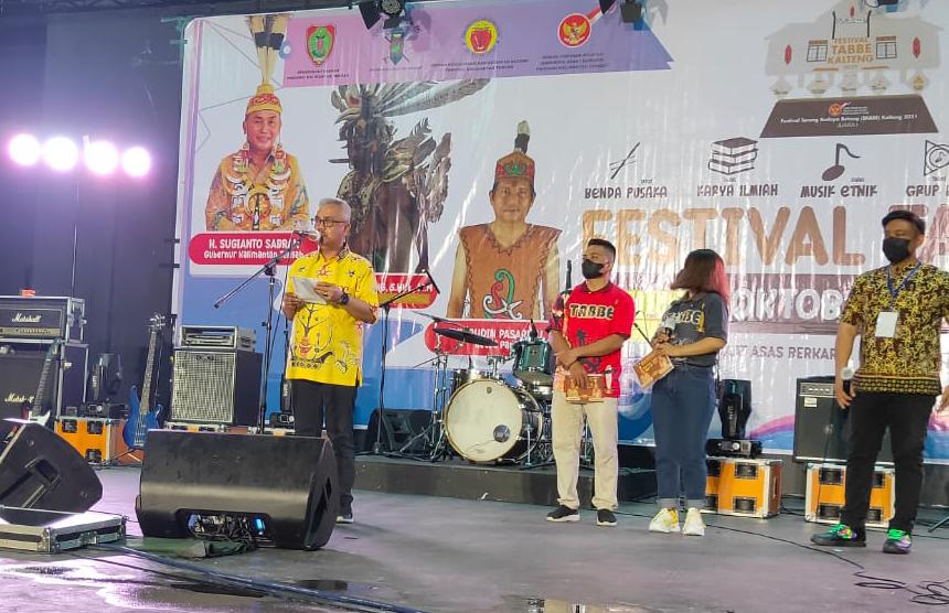 Staf ahli Gubernur Bidang Kemasyarakatan dan Sumber Daya Manusia, Herson B. Aden pada saat menutup secara resmi Festival Tarung Budaya Betang Tahun 2021