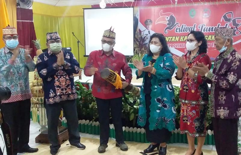 Staf Ahli Gubernur Kalteng Bidang Kemasyarakatan dan Sumber Daya Manusia Herson Barthel Aden saat menutup secara resmi Festival Tandak Intan Kaharingan Tingkat Pusat yang ke-X Tahun 2021