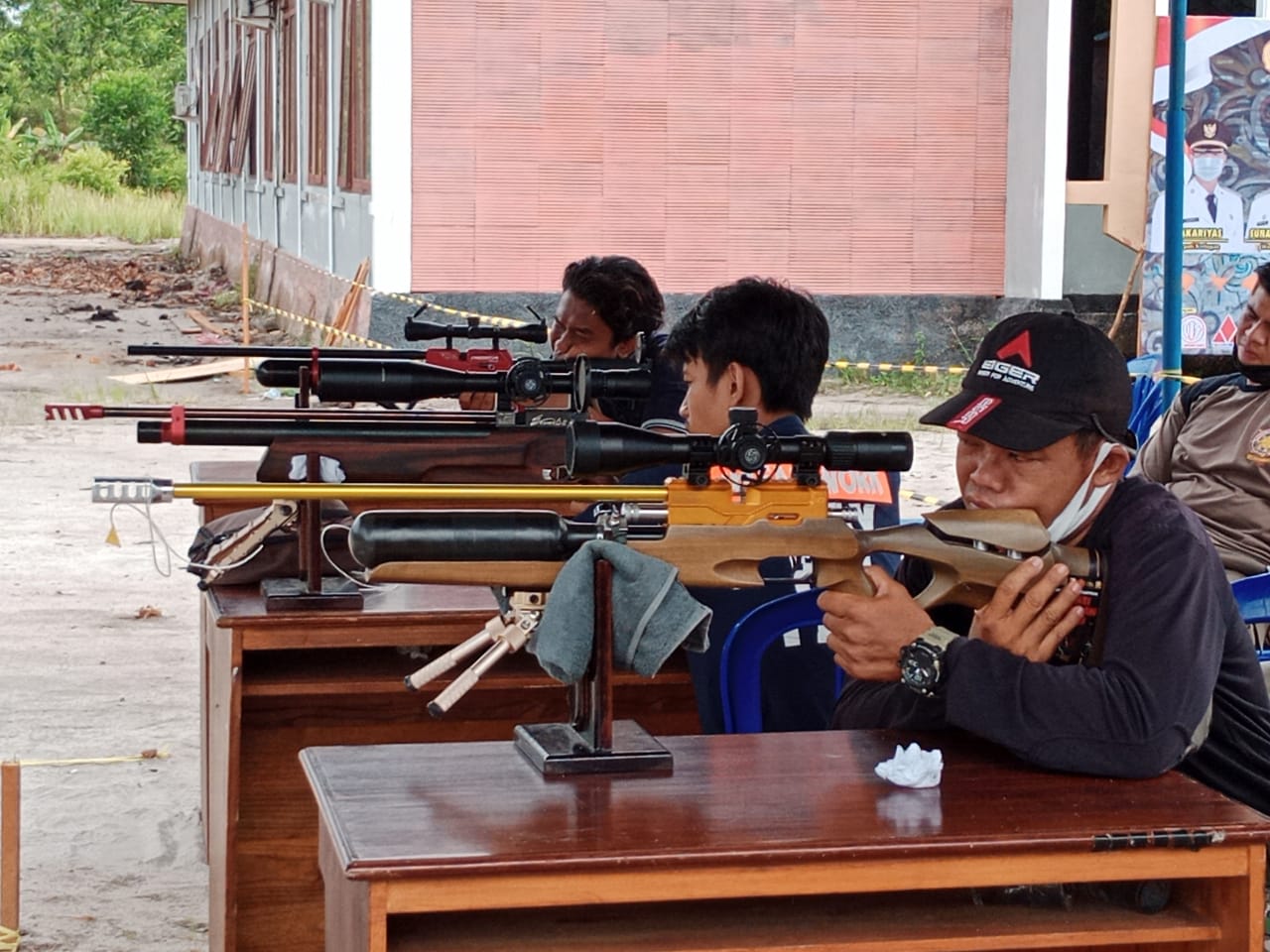 Sejumlah peserta menembak dalam Kejuaraan Menembak Bupati Katingan Cup III, saat bertarung untuk memperoleh juara 1,2,3,4 dan 5 dari berbagai jenis yang diperlombakan oleh Perbakin Kabupaten Katingan, Sabtu dan Minggu (27-28/11) di lapangan tembak Satpol PP Kabupaten Katingan