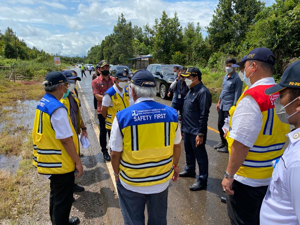 Bupati Kapuas Hulu saat mendampingi Menteri PUPR RI dan Ketua Komisi V DPR RI, Lasarus