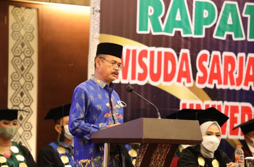 Pj. Asisten Perekonomian dan Pembangunan Setda Prov. Kalteng Andi Arsyad saat menghadiri Rapat Senat Terbuka Wisuda Sarjana Strata-1 Angkatan XVIII Universitas PGRI Palangka Raya. (foto/mmc)