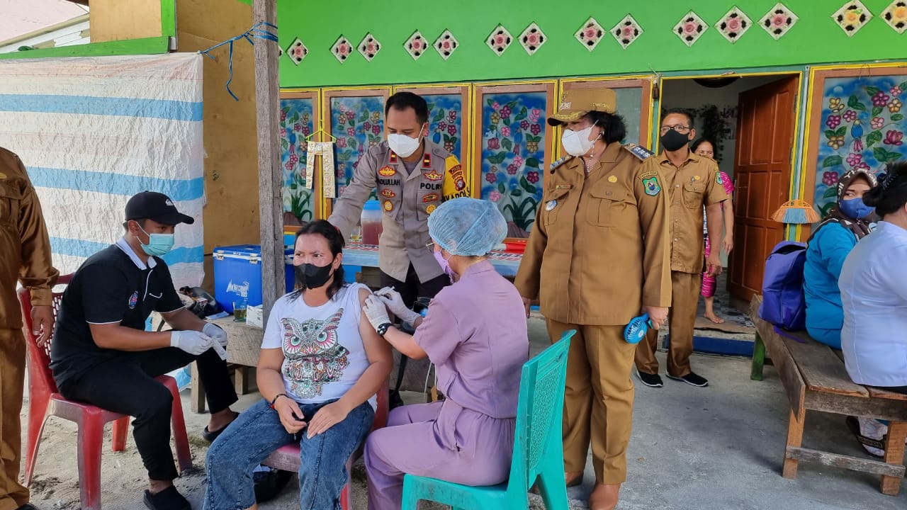 Kapolsek bersama Camat Timpah saat melakukan pemantauan kegiatan vaksinasi di Desa Danau Pantau