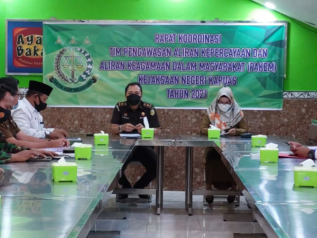 Kepala Seksi Intelijen Kejari Kapuas selaku Ketua merangkap Anggota Tim Pakem Kejari Kapuas saat rapat Pakem