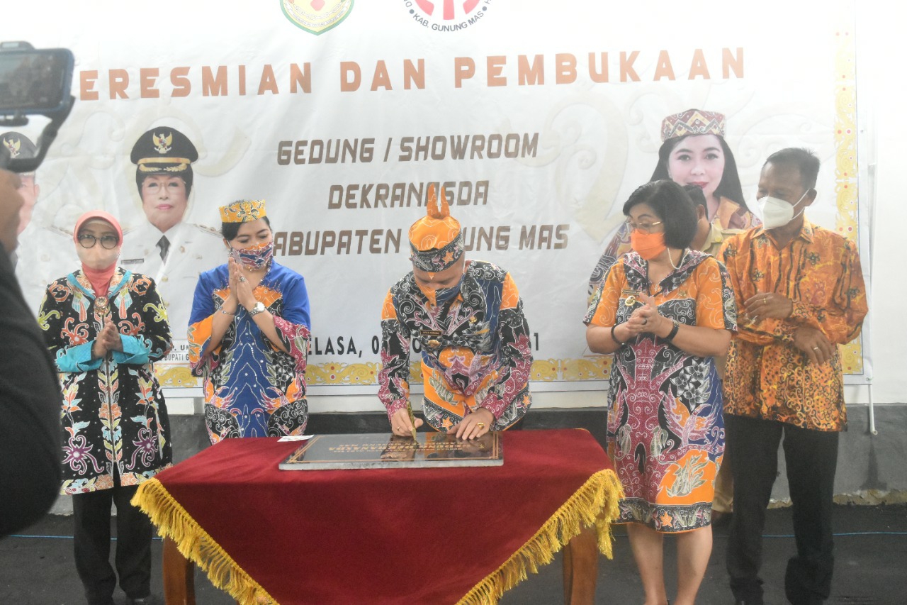 Bupati Gunung Mas Jaya Samaya Monong saat meresmikan gedung/showroom Dekranasda Kabupaten Gunung Mas yang berada di jalan Cilik Riwut dengan menandatangani prasasti sebagai tanda dibukanya gedung baru tersebut, Selasa (2/10/2021)