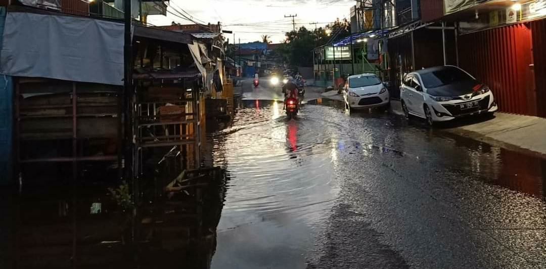 Kondisi Jl. Merak Kelurahan Melayu terpantau terendam banjir