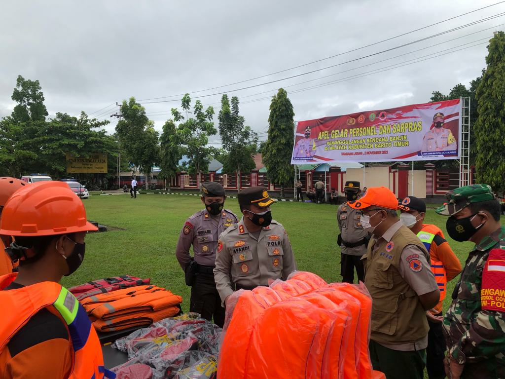 Kapolres Barito Timur AKBP Afandi Eka Putra, Dandim 1012 Buntok, Kepala Pelaksana BPBD bersama PJU Polres Bartim saat melakukan pengecekan Sarpras yang dimiliki jajaran Polres dan BPBD