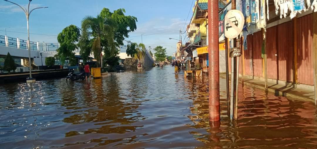 Kondisi jalan yang terendam banjir