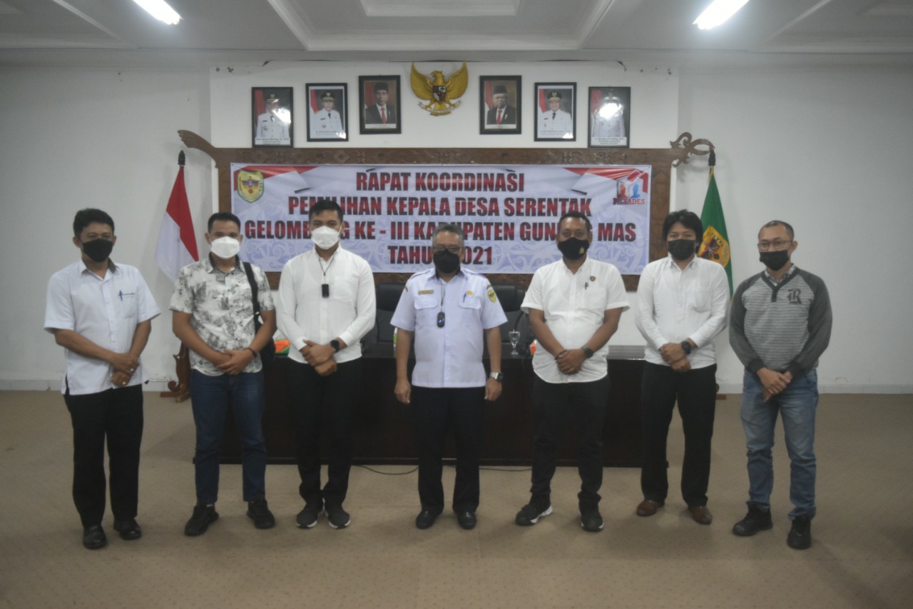 Rapat persiapan pelaksanaan Pilkades serentak gelombang III tahun 2021 dipimpin oleh Bupati Gunung Mas Jaya Samaya Monong sekaligus bertindak sebagai ketua panitia Pilkades di ruang rapat lantai 1 Kantor Bupati, Rabu (3/11/2021)