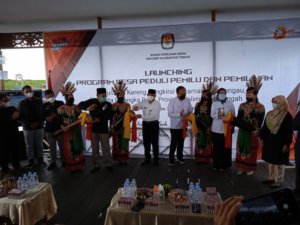 Pemukulan Katambung sebagai tanda diresmikannya Kereng Bangkirai sebagai Desa Peduli Pemilu dan Pemilihan oleh KPU Kalimantan Tengah