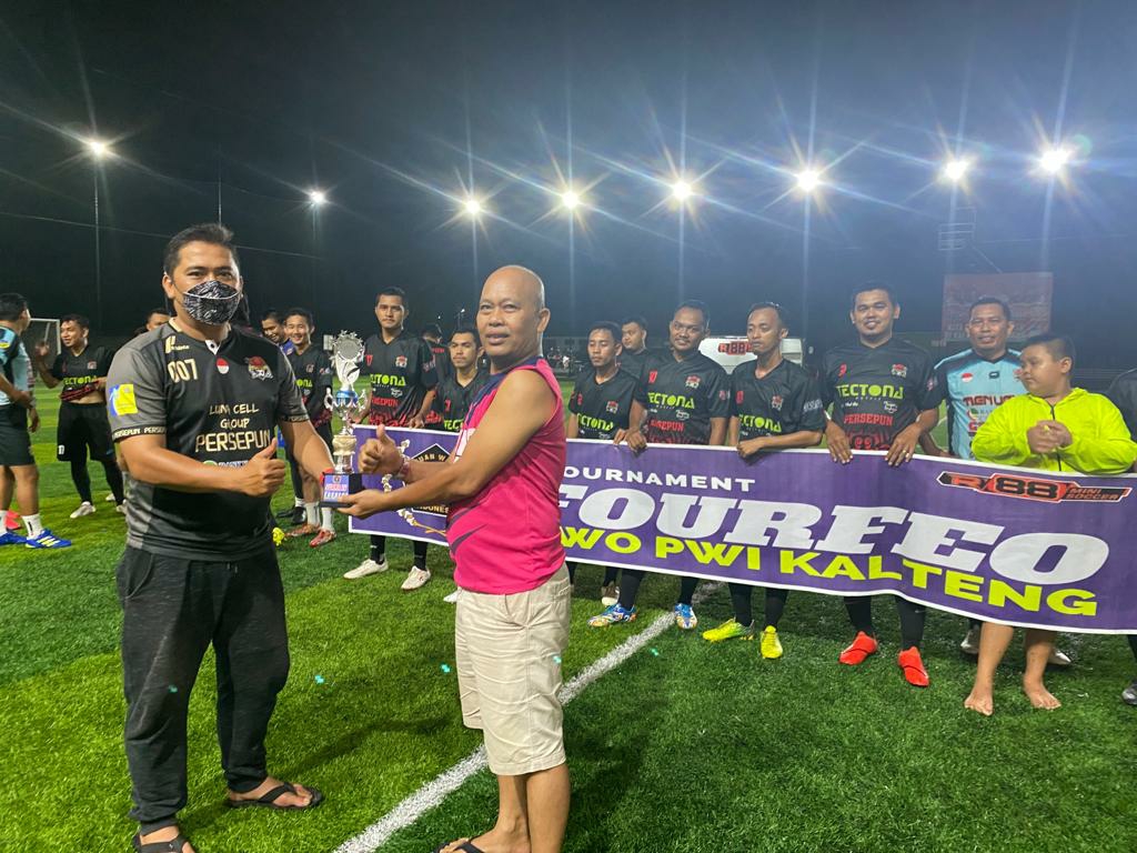 Wartawan senior menyerahkan piala dan kaos tim sebagai hadiah, usai menjadi juara Fourfeo SIWO PWI Kalteng, di lapangan Mini Soccer R88, Palangka Raya, Jumat (5/11/2021), sini hari (Foto: Ist)