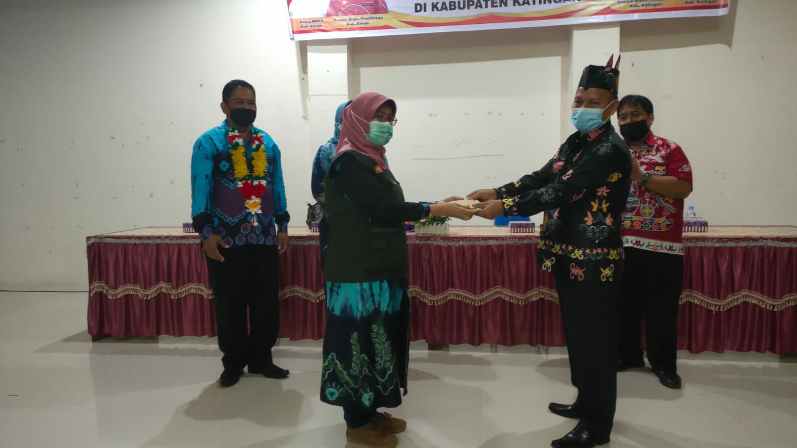 Kepala Dinas Pendidikan Kabupaten Katingan, Feriso S.Pd saat menerima bantuan sosial dari Ketua MKKS Kabupaten Banjar Provinsi Kalsel, Sabtu pagi (6/11/2020) kemarin, di aula Dinas Pendidikan Kabupaten Katingan