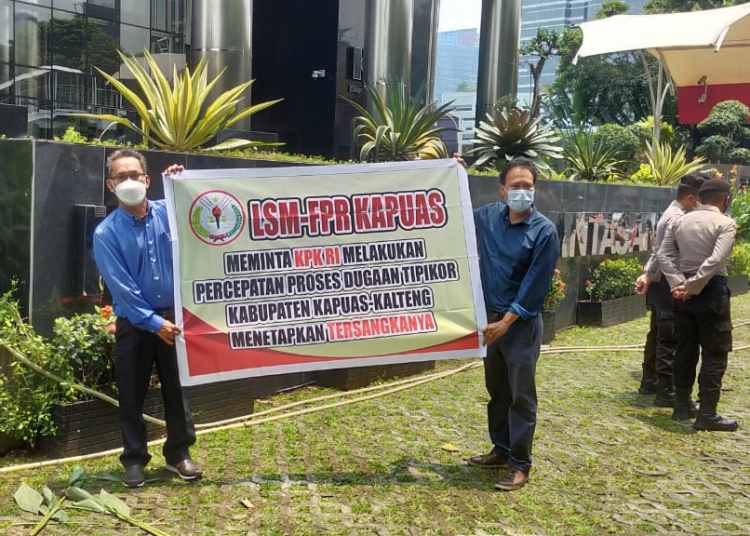 Ketua LSM FPR dan Sekretaris LSM FPR Kabupaten Kapuas berfoto di halaman Kantor KPK RI di Jakarta