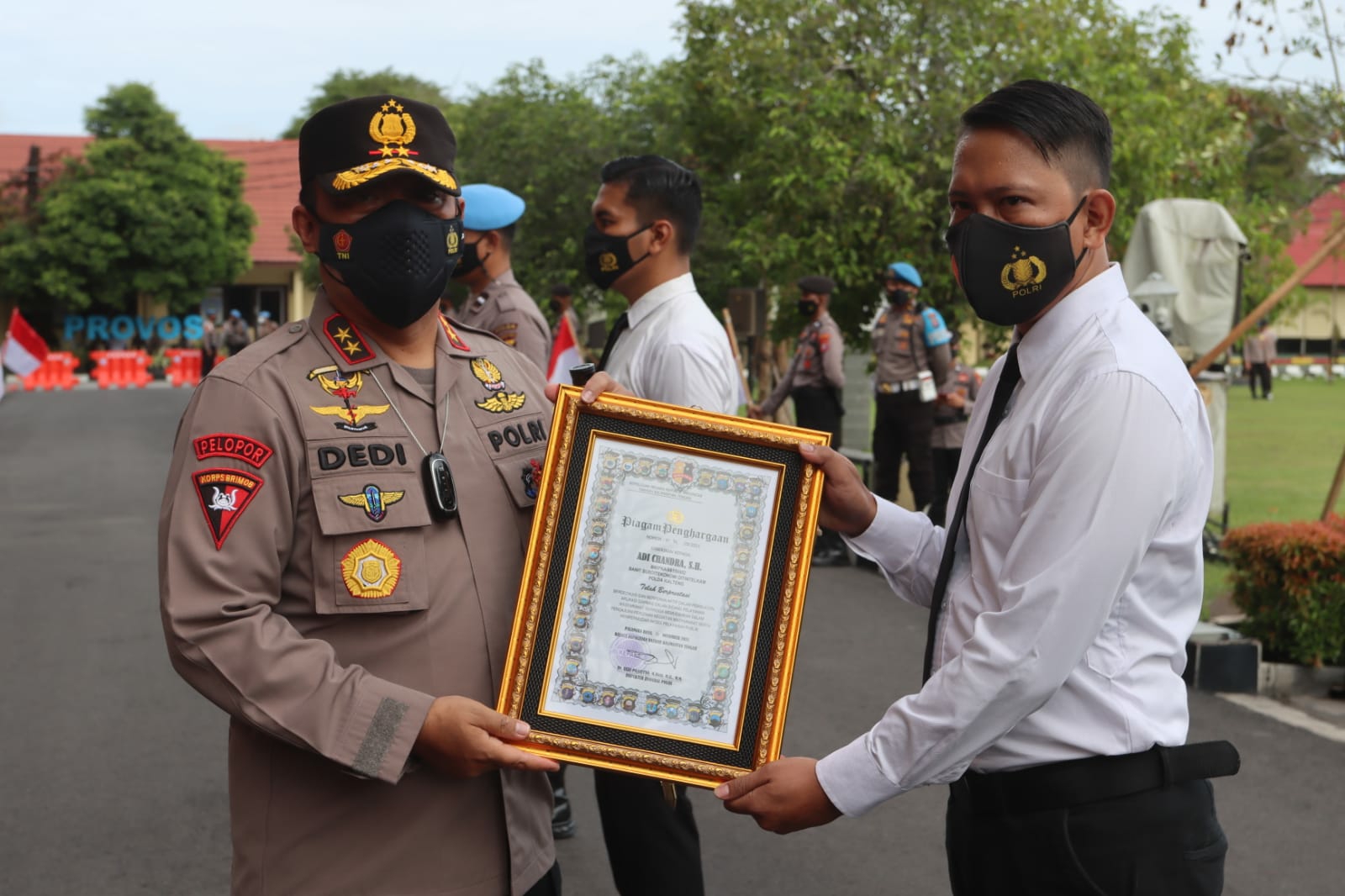 Kapolda Irjen Pol Dedi Prasetyo memberikan penghargaan kepada salah satu personel 