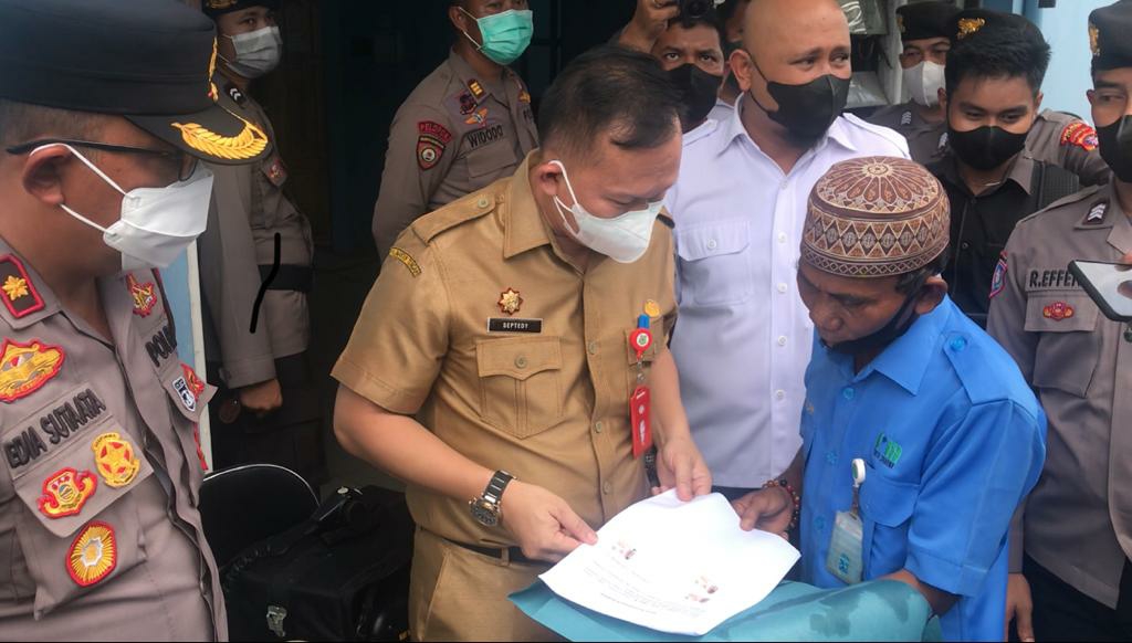 Saat salah satu aksi menyodorkan surat pernyataan hitam di atas putih ke Sekda Kapuas terkait tuntutan para aksi damai