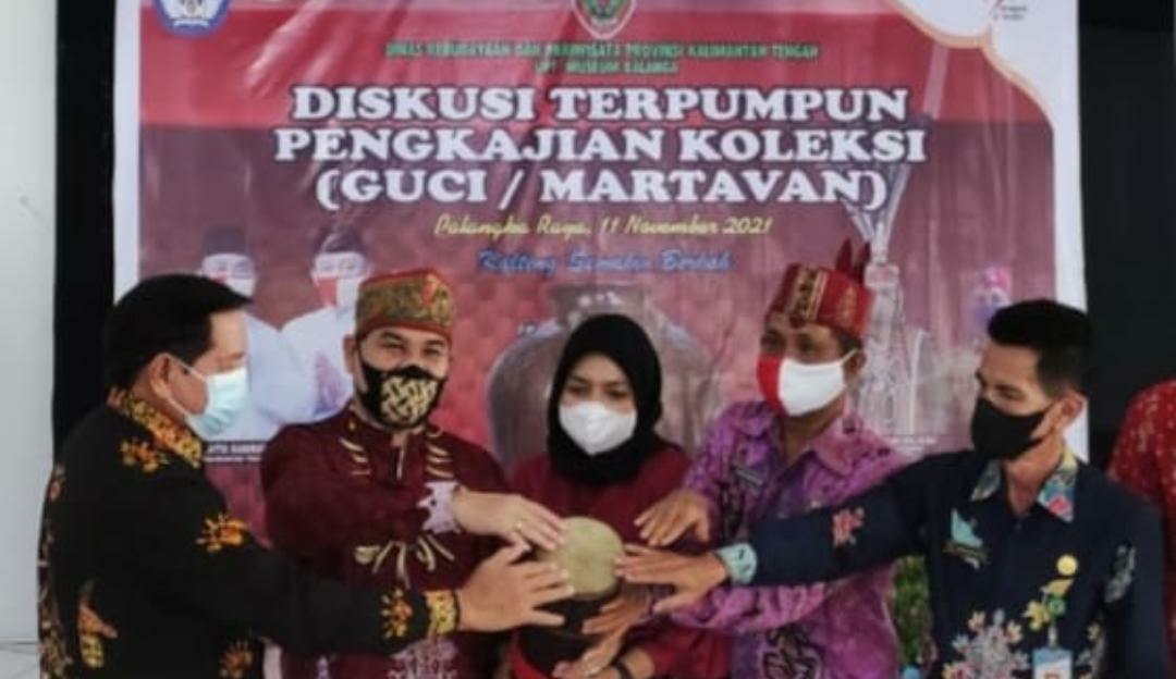 Kepala Dinas Kebudayaan dan Pariwisata Prov. Kalteng Guntur Talajan saat membuka secara resmi Kegiatan Diskusi Terpumpun Pengkajian Koleksi (Guci/Martavan)