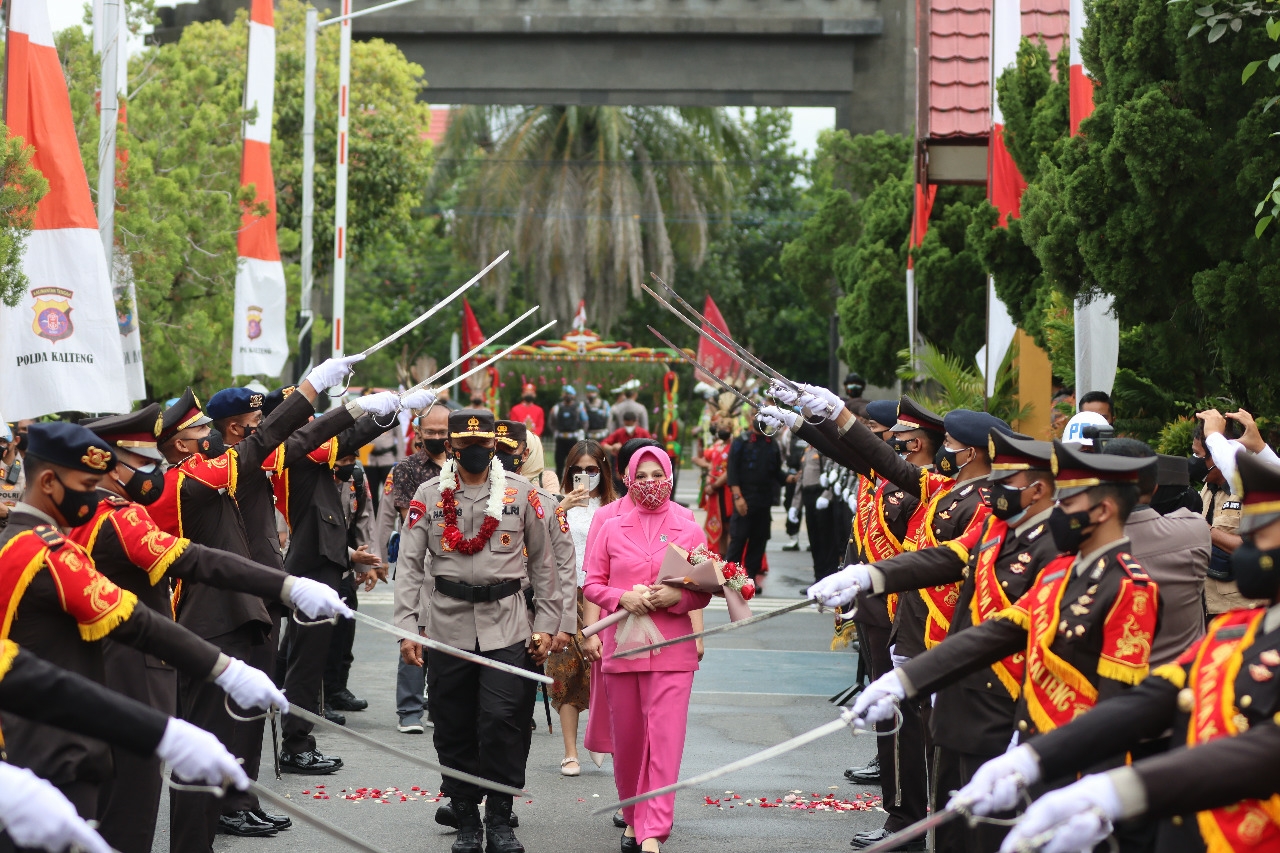 Kapolda Kalteng Irjen Pol Nanang Avianto bersama istri saat mengikuti tradisi Pedang Pora 