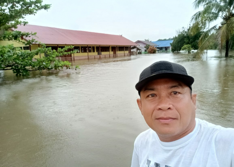 Begini kondisi wilayah Kecamatan Pulau Malan, dikepung oleh terjangan banjir di 14 Desa. Sehingga, mengakibatkan ribuan warga setempat tidak bisa menjalankan aktivitasnya seperti biasa. Foto diambil saat debit air antara 60 centimeter hingga 100 centimeter, Sabtu pagi (11/11/2021)