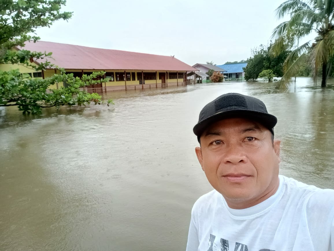 Begini kondisi wilayah Kecamatan Pulau Malan, dikepung oleh terjangan banjir di 14 Desa. Sehingga, mengakibatkan ribuan warga setempat tidak bisa menjalankan aktivitasnya seperti biasa. Foto diambil saat debit air antara 60 centimeter hingga 100 centimeter, Sabtu pagi (11/11/2021)