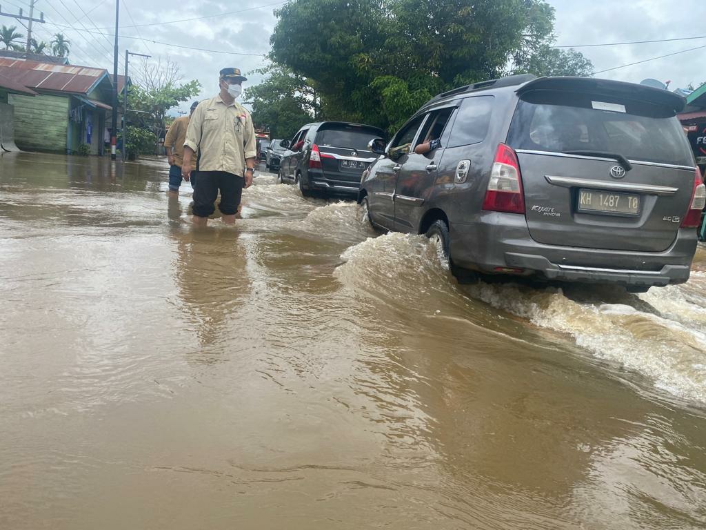 Cek banjir. Kepala Dinas PUPR Kalteng Shalahuddin, bersama Kasatker balai jalan nasional, mengecek ruas jalur jalan yang terendam banjir, di wilayah Kasongan-Kereng Pangi, Kabupaten Katingan, Minggu (14/11/2021) siang