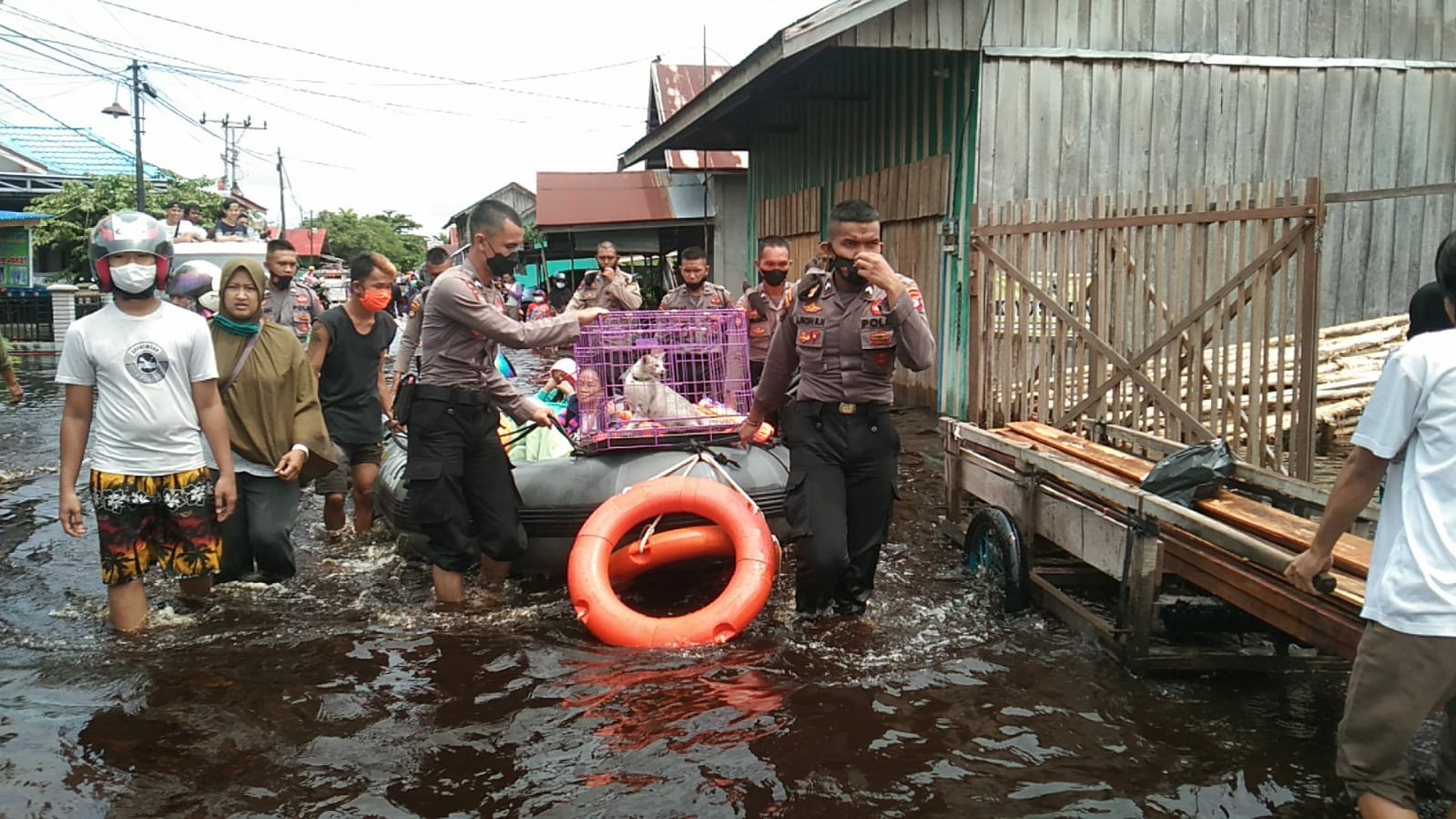 Personel Ditsamapta membantu evakuasi warga karena banjir 