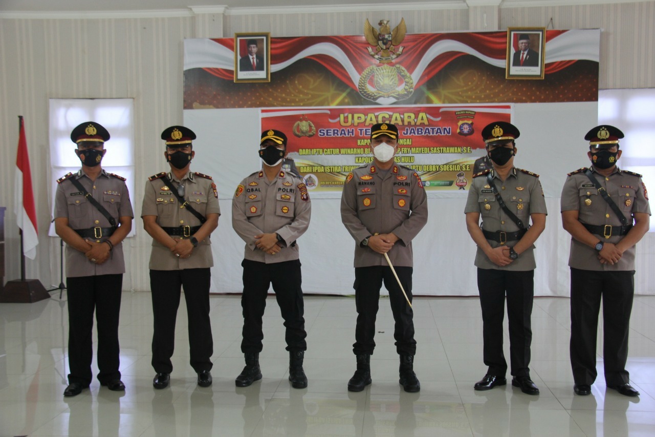 Kapolres Kapuas bersama Wakapolres saat foto bersama dengan Kapolsek yang baru dan lama 