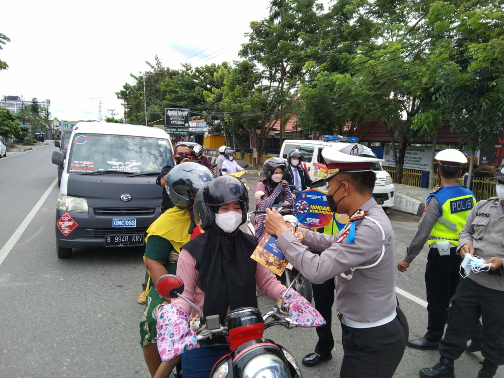 Kasatlantas Polres Kapuas ketika memimpin razia dan memberikan hadiah kepada pengendara