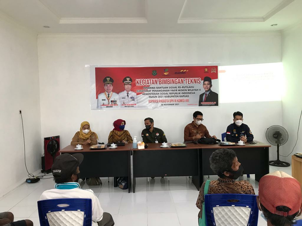 Perwakilan ke Mensos RI bersama Dinsos Kapuas dan perwakilan DPR RI Iwan Kurniawan dalam kegiatan Bimbingan Teknis bedah rumah