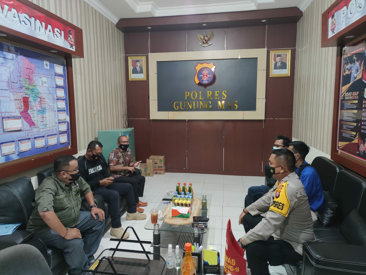 Jajaran Pengurus dan anggota Persatuan Wartawan Indonesia (PWI) Kabupaten Gunung Mas (Gumas) saat melakukan kunjungan ke Polres Gunung Mas dalam rangka silaturahmi dengan Kapolres Gunung Mas beserta jajarannya