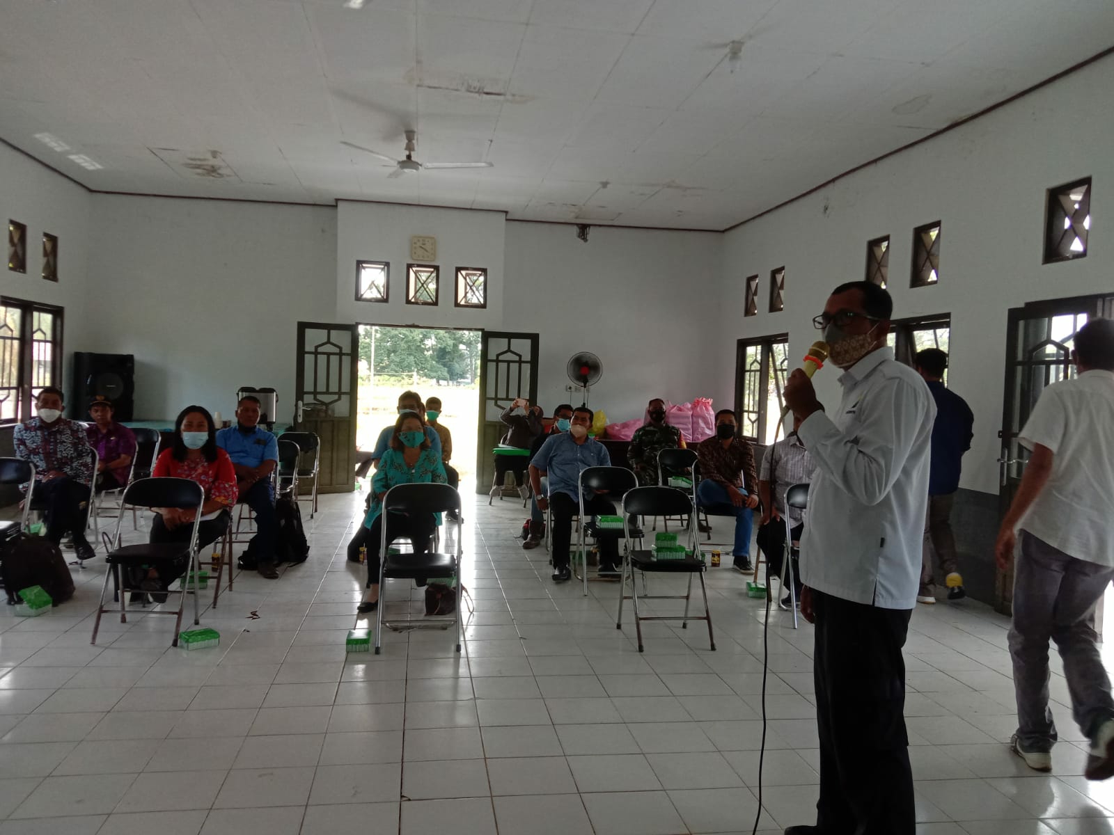 Puluhan peserta sosialisasi Perlindungan dan Pengamanan Hutan di UPT KPHP Katingan Hilir unit XXX Dinas Kehutanan Provinsi Kalteng, Kamis pagi (18/11/2021) tadi, di aula Kecamatan Katingan TSG, saat mendengarkan narasumber yang menjelaskan tentang kegiatan tersebut