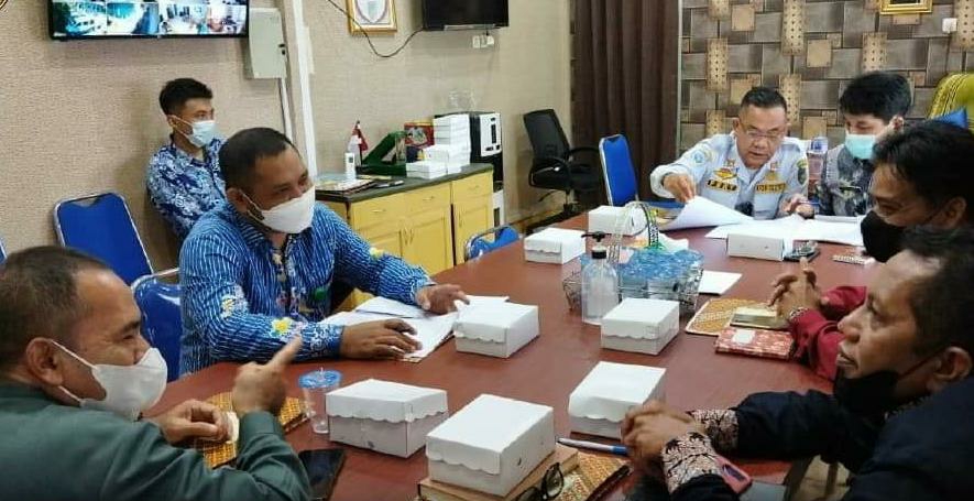 Pemerintah Kabupaten Barito Utara melalui Dinas Perhubungan melaksanakan rapat pembentukan pos dan tim pengawas terpadu di Jembatan KH. Hasan Basri, Kamis (18/11/2021).