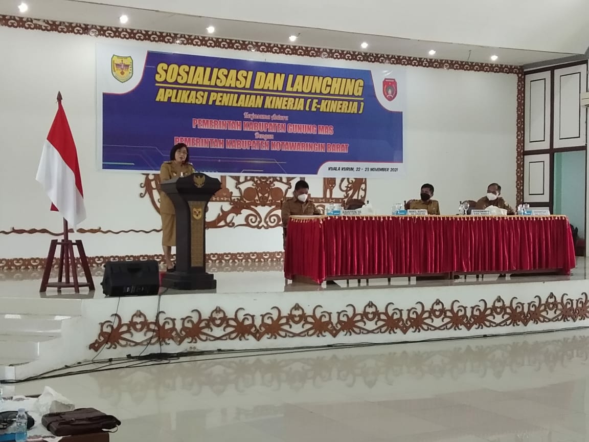 Sosialisasi dan launching aplikasi penilaian kinerja (E-Kinerja) Pemerintah Kabupaten Gunung Mas, di GPU Damang Batu Kuala Kurun, Senin (22/11/2021)