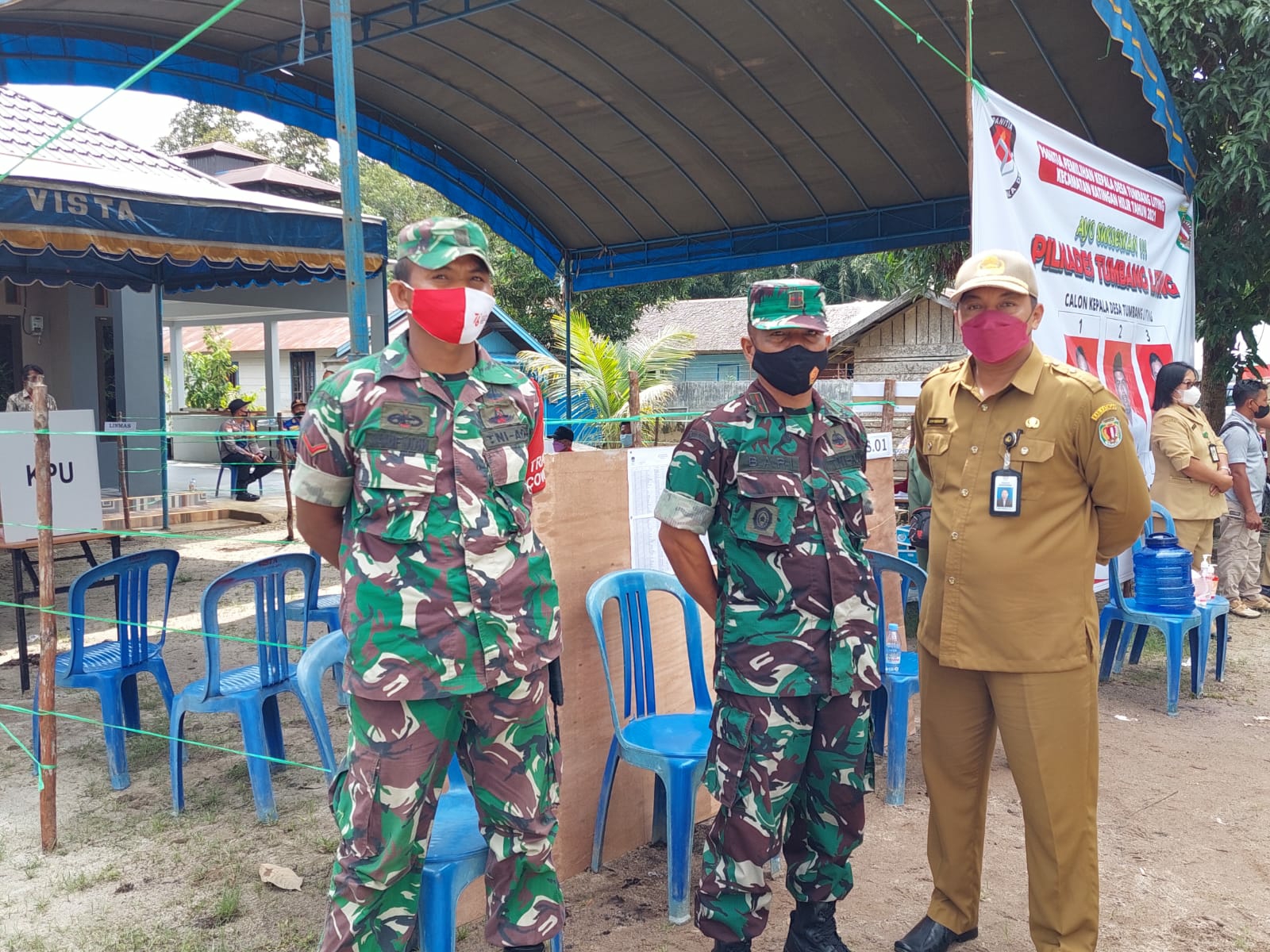 Plt. Camat Katingan Hilir, Dony Merianto saat memantau pelaksanaan Pilkades, di TPS Desa Tumbang Liting Kecamatan Katingan Hilir, Selasa (23/11/2021)