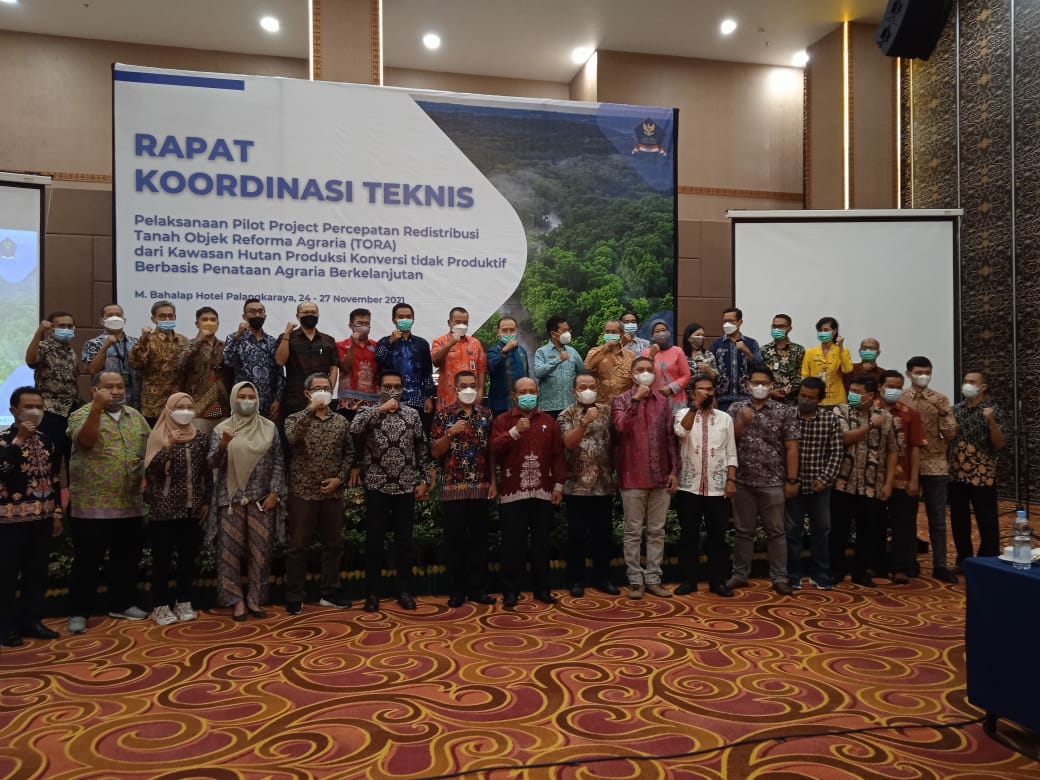 Foto bersama pada saat selesai pembukaan acara Rapat Koordinasi Teknis Kementerian ATR/BPN, Kamis (25/11/2021)