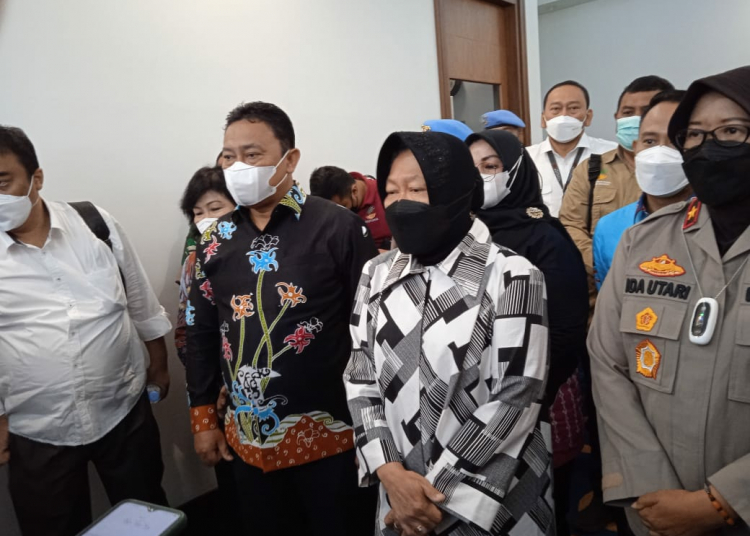 Gubernur Sugianto Sabran mendampingi Mensos Tri Rismaharini pada saat selesai melakukan Rapat, Kamis (25/11/2021)