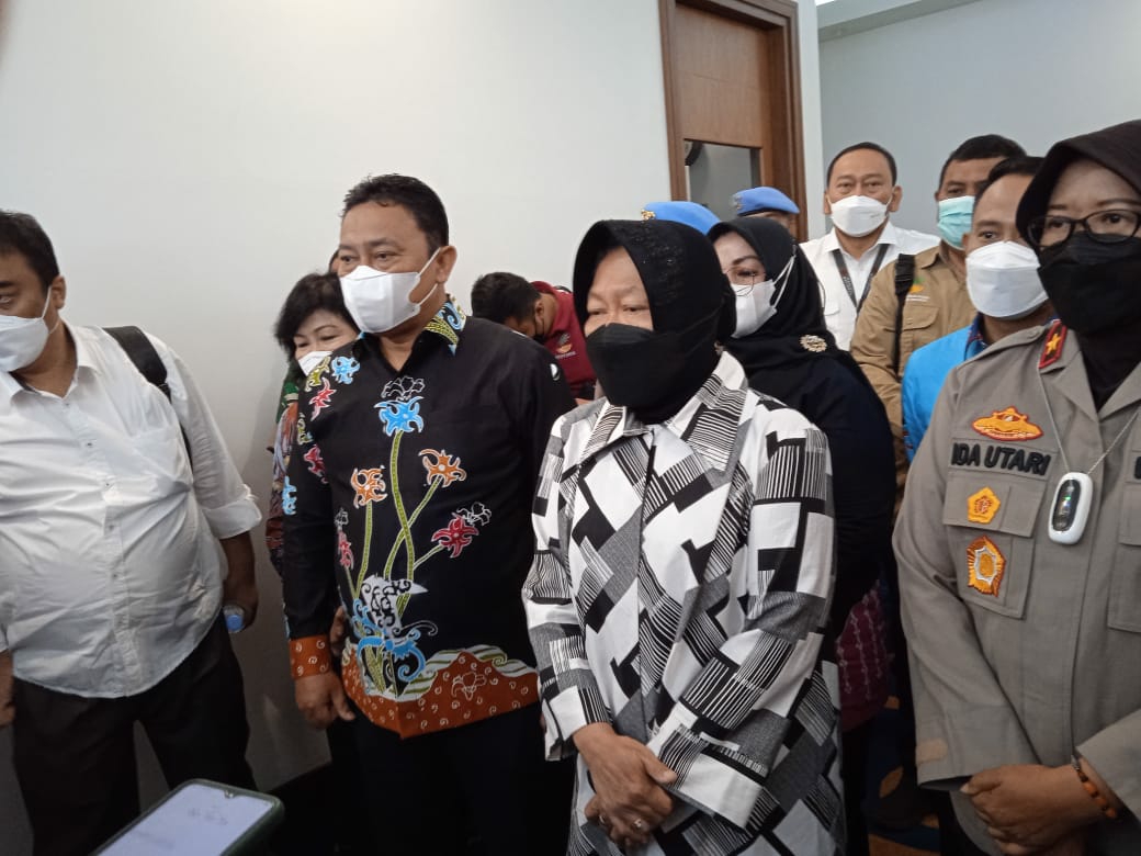 Gubernur Sugianto Sabran mendampingi Mensos Tri Rismaharini pada saat selesai melakukan Rapat, Kamis (25/11/2021)