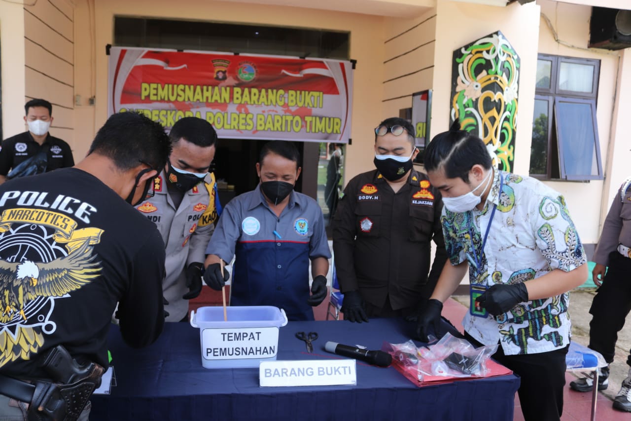 Jajaran Kepolisian Resor (Polres) Barito Timur, Polda Kalimantan Tengah saat memusnahkan barang bukti narkotika jenis sabu