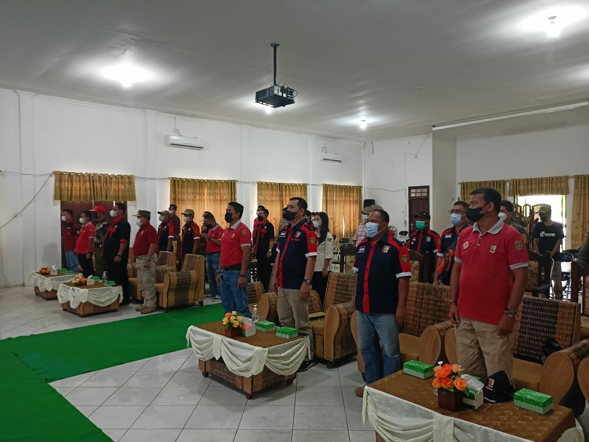 Sejumlah pengurus Perbakin Kabupaten Katingan dan sebagian atlet saat mengikuti pembukaan lomba menembak Bupati Cup III, Sabtu siang (27/11/2021) di Aula Dinas BKAD Kabupaten Katingan