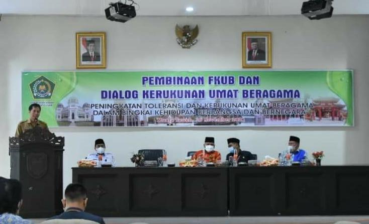 Sekretaris Daerah Drs. Mukhlis saat mewakili Bupati Barito Utara sambutan acara Pembinaan Forum Kerukunan Umat Beragama (FKUB)